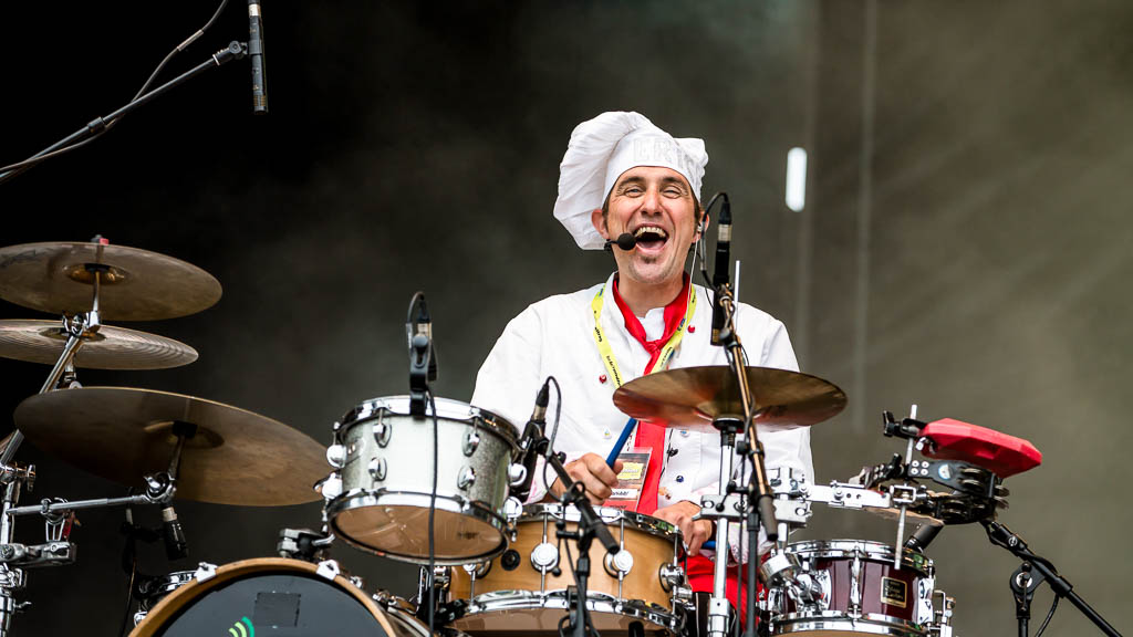 Donikkls Schlagzeuger, Erich, der Koch, hat offensichtlich auch Spaß! © BAYERN 3